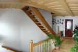 Holzdecke und Treppe